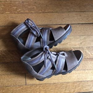 Like NEW Sorel Sandals Size 8